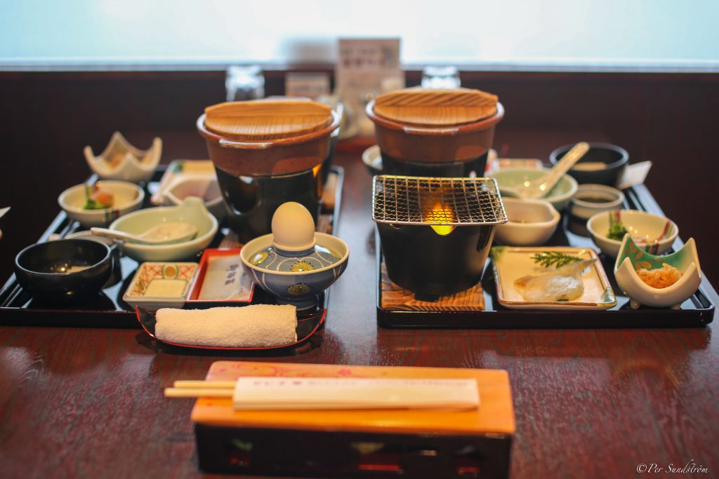 Japansk frukost med alla tillbehör.
