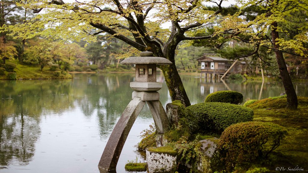 Japansk park, Kenroku-en - en av de tre mest berömda parkerna i Japan i staden Kanazawa i prefekturen Ishikawa, Japan. 