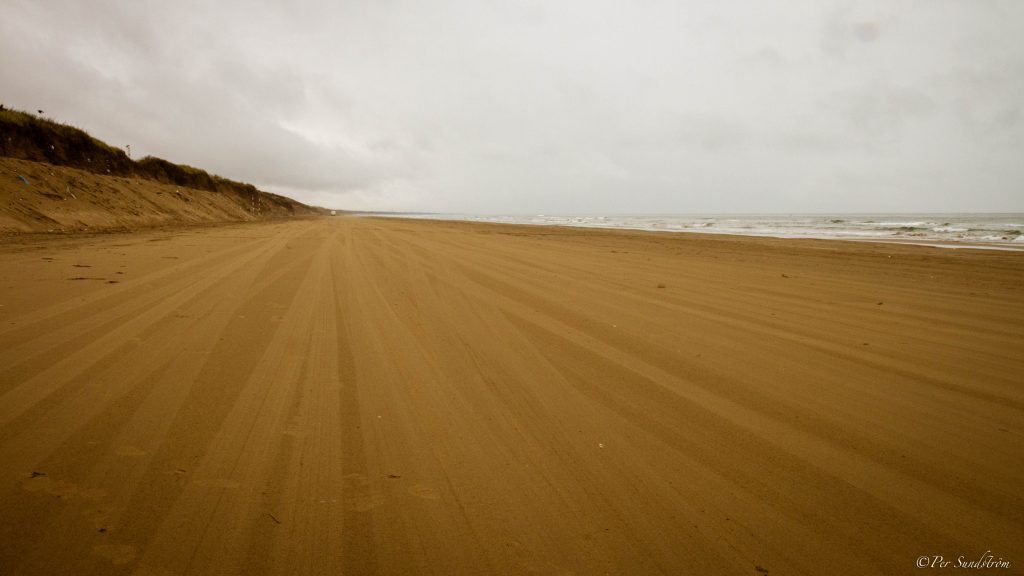 Japan, Ishikawa, Noto. En sandstrand som blivit väg vid Japanska sjön. Unik väg i Japan.
